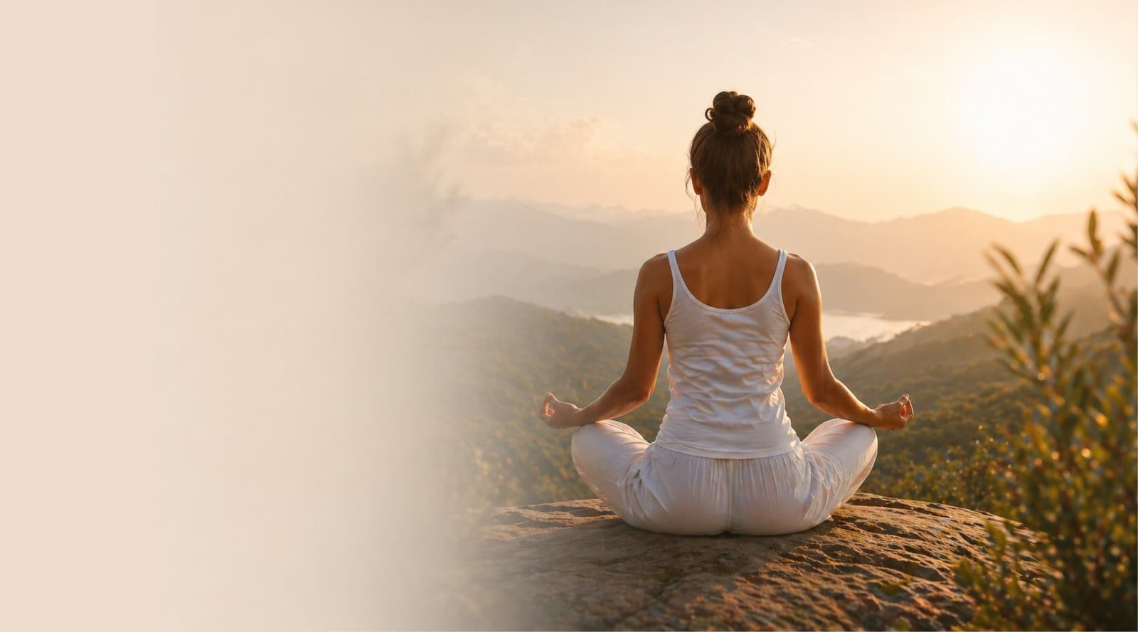 Mujer meditando en un momento de equilibrio interior