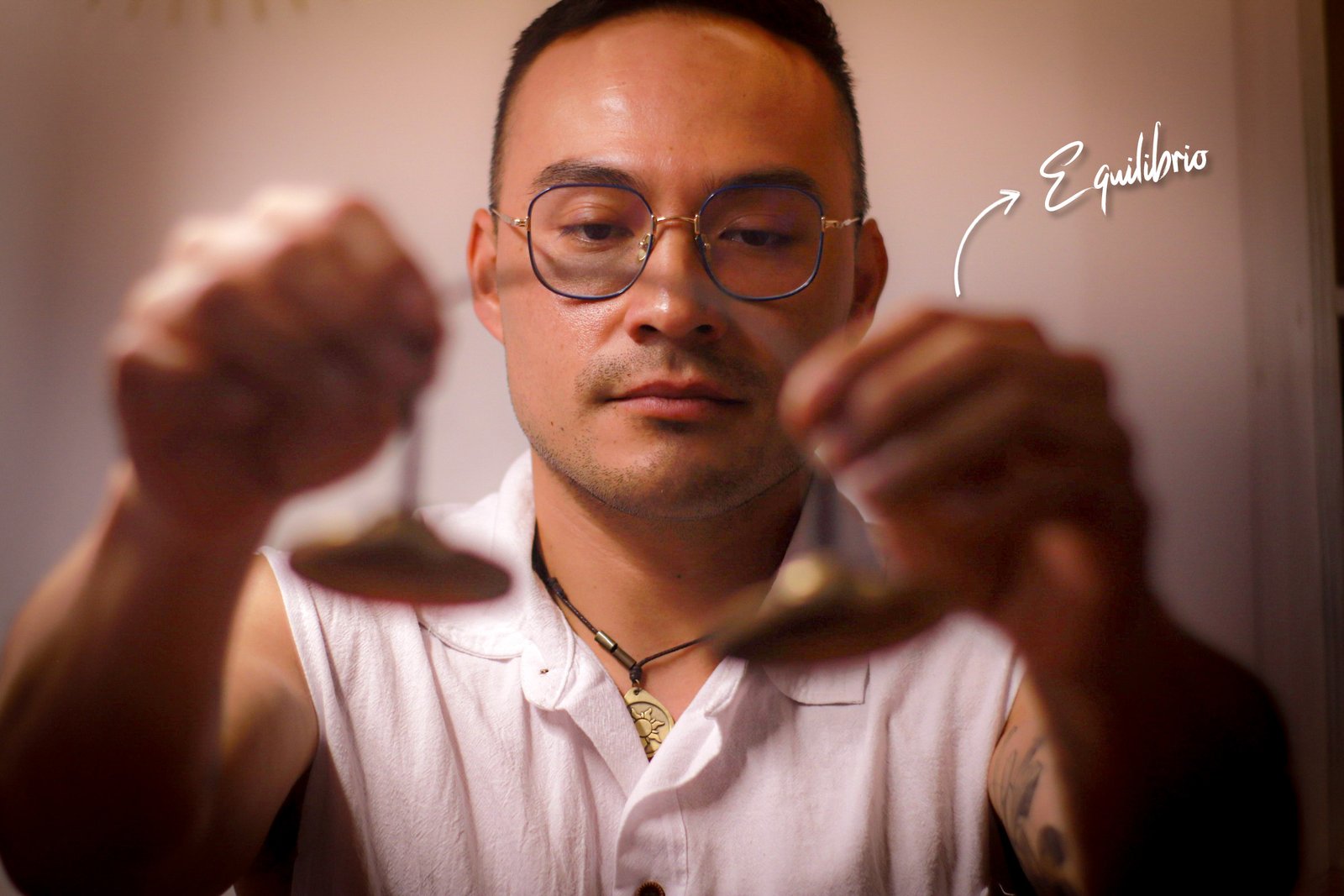 Terapeuta con platillos tibetanos en SATVA Energía